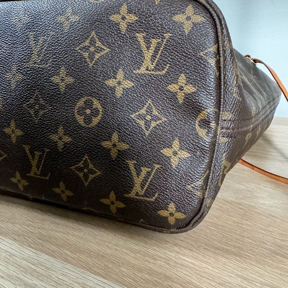 Louis Vuitton Neverfull MM Monogram - Picture 10 of 14